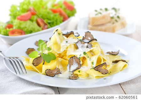 Pasta with truffles 62060561
