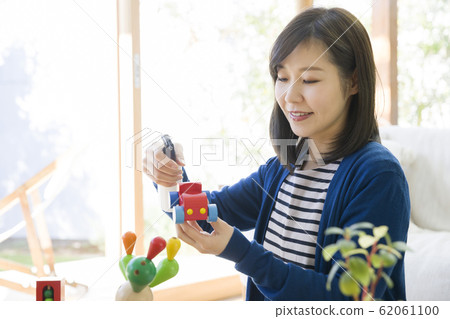 母親從兒童玩具中去除細菌 母親從兒童玩具中去除細菌 62061100
