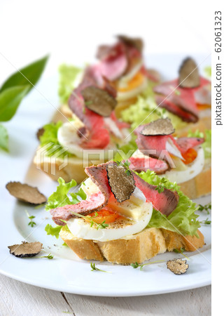 Canapes with roast beef and truffles 62061323