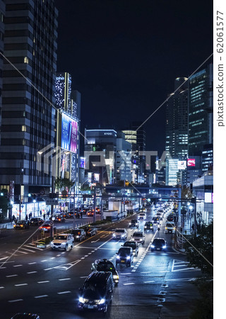 大阪梅田/國道1號線和國道2號線切換的梅田新島十字路口的夜景 大阪梅田/國道1號線和國道2號線切換的梅田新島十字路口的夜景 62061577