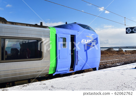 Photographing the morning scenery of the limited express Super Hokuto departure from Morimachi Mori Station in Hokkaido in winter Photographing the morning scenery of the limited express Super Hokuto departure from Morimachi Mori Station in Hokkaido in winter 62062762