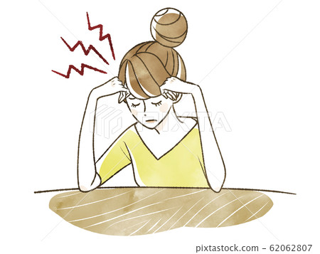 一個患有頭痛的女人 62062807