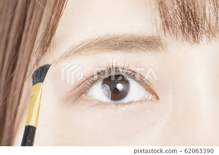 Woman's eyes and brush 62063390