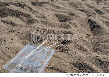 [Image] Garbage discarded on sandy beach Plastic tray Tray 62064072
