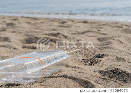 [Image] Garbage discarded on sandy beach Plastic tray Tray 62064073