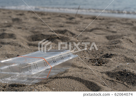 [圖片]垃圾丟在沙灘上塑料托盤托盤 62064074