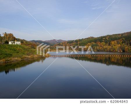 秋葉樹和栗山水壩深藍色的天空 62064843