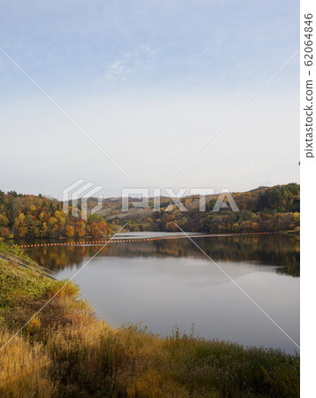 秋葉和栗山水壩垂直構圖 62064846
