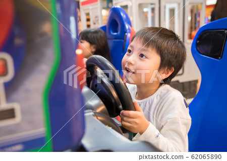 Kids playing in arcade 62065890