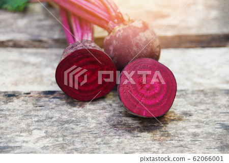 organic beetroot vegetable - fresh red beet roots organic beetroot vegetable - fresh red beet roots 62066001