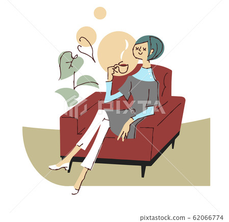 放鬆在沙發的婦女 放鬆在沙發的婦女 62066774