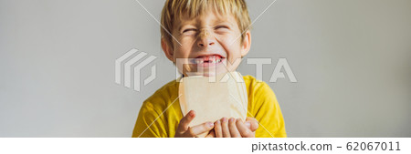 A boy, 6 years old, holds a box for milk teeth. Change of teeth BANNER, LONG FORMAT 62067011