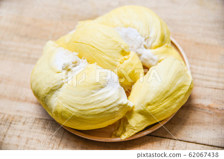 Durian riped - Fresh durian peel tropical fruit Durian riped - Fresh durian peel tropical fruit 62067438