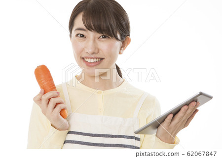 Woman vegetables tablet image Woman vegetables tablet image 62067847