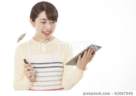 Woman vegetables tablet image Woman vegetables tablet image 62067849
