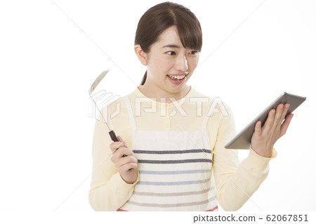 Woman vegetables tablet image Woman vegetables tablet image 62067851