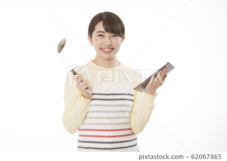 Woman vegetables tablet image 62067865