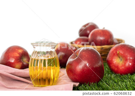 Close up red Apple fruit and apple cider vinegar Close up red Apple fruit and apple cider vinegar 62068632