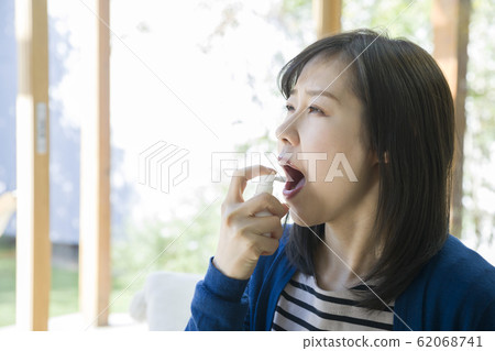 年輕女子噴喉 62068741