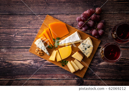 Cheese platter and red wine 62069212