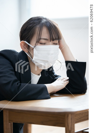 A young woman with poor physical condition 62069478