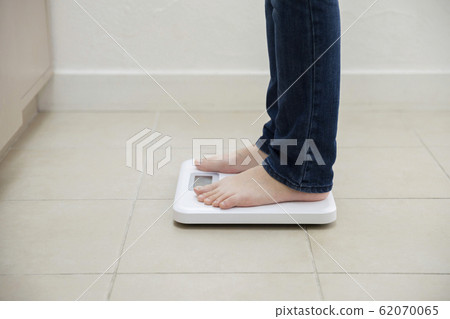 體重秤上的年輕女子腳 62070065