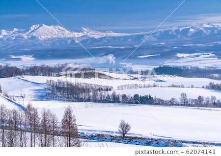 《北海道》北海道冬季，十勝嶽山脈和富良野雪富良野 62074141