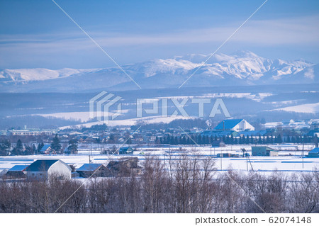 《北海道》北海道冬季，十勝嶽山脈和富良野雪富良野 62074148
