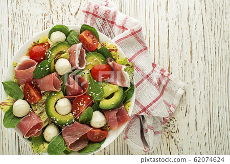 Salad prosciutto 62074624