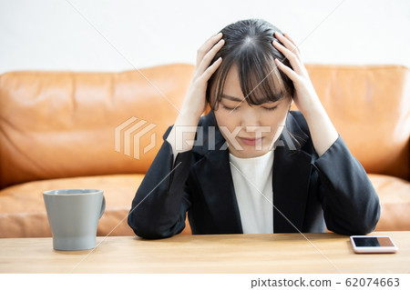 抑鬱症圖像年輕女子 62074663