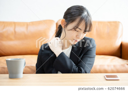 僵硬的肩膀圖像年輕女子 62074666