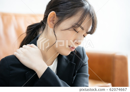 僵硬的肩膀圖像年輕女子 62074667