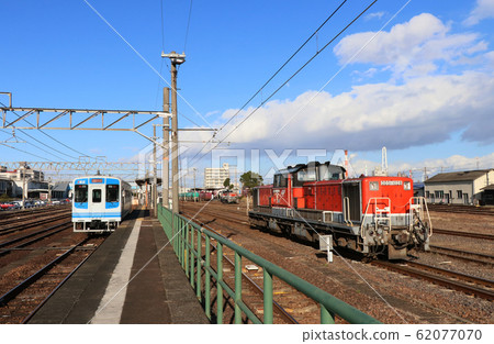 四日市站的伊勢鐵道和貨運列車 62077070