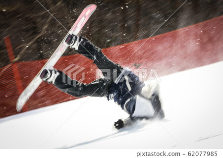 Snowboarder to fall over 62077985