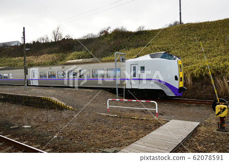 Photographing the scenery of the super express Hokuto passing through Ishikura Station in Morimachi, Hokkaido in winter 62078591