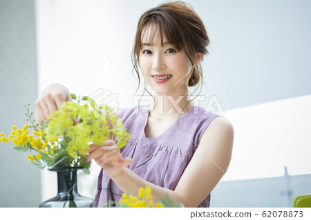 婦女鮮花插花手工製作 婦女鮮花插花手工製作 62078873