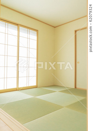 Japanese-style rooms in Japan: Shoji and sliding doors 62079324