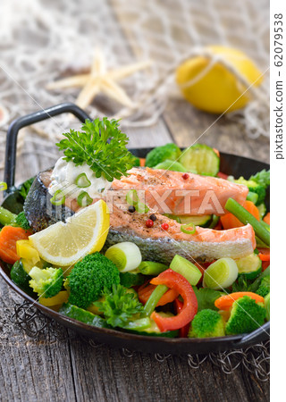Salmon steak on vegetables 62079538