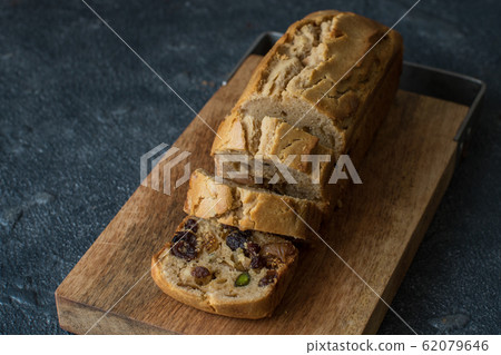 Raisin and pistachio pound cake 62079646