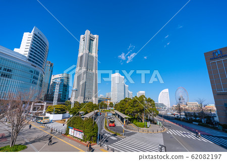 日本的橫濱城市景觀在櫻木町站前，遊客很少，人稀少...（新的冠狀病毒爆發）= 5日下午 62082197