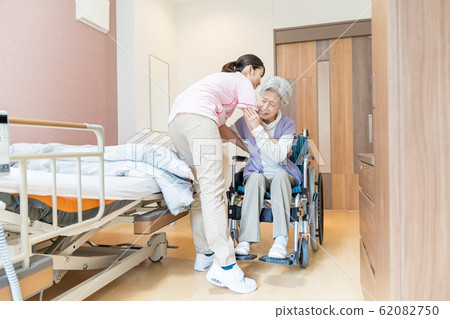 老年人，養老院，保姆，協助 62082750