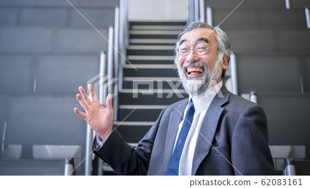 面帶微笑的教練 面帶微笑的教練 62083161