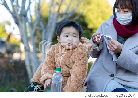 Parents and children with masks 62083207
