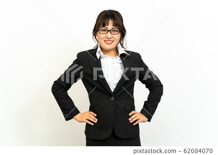 戴眼鏡的女人 62084070