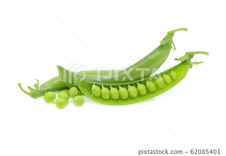 Fresh green pea pod isolated on white background 62085401