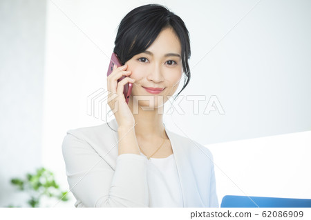 商業工作的女人智能手機 商業工作的女人智能手機 62086909