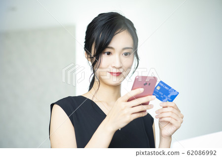 女性智能手機信用卡信息輸入 62086992