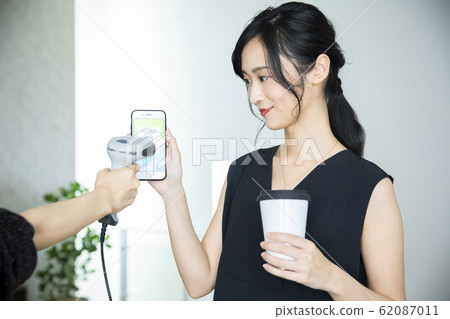 女人咖啡館智能手機QR支付無現金支付(應用程序屏幕是為Pixta創建的虛擬對象) 女人咖啡館智能手機QR支付無現金支付(應用程序屏幕是為Pixta創建的虛擬對象) 62087011