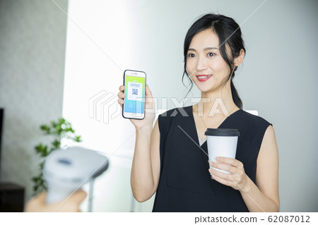 女人咖啡館智能手機QR支付無現金支付(應用程序屏幕是為Pixta創建的虛擬對象) 女人咖啡館智能手機QR支付無現金支付(應用程序屏幕是為Pixta創建的虛擬對象) 62087012