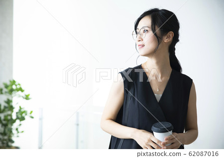 女人眼鏡咖啡 女人眼鏡咖啡 62087016
